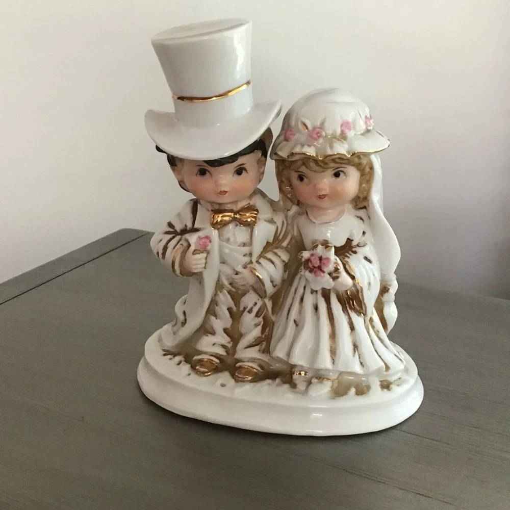 Elegant Bride and Groom Figurine - White and Gold